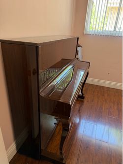 Regal Kloss Piano