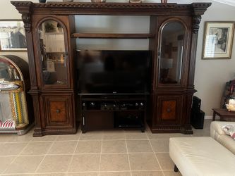 Tv & Entertainment Center 