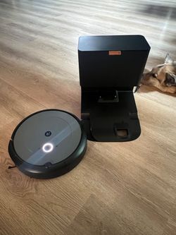 iRobot Roomba i3+ EVO (Model 3554) Robot Vacuum with Self-Empty Base - Like New