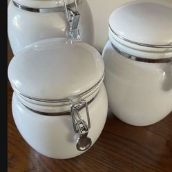 There A Three Pieces Canister Set It’s Barely Used 