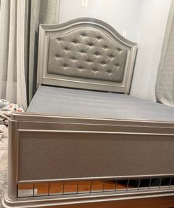 Queen Bedroom Set for Sale – Excellent Condition ✨