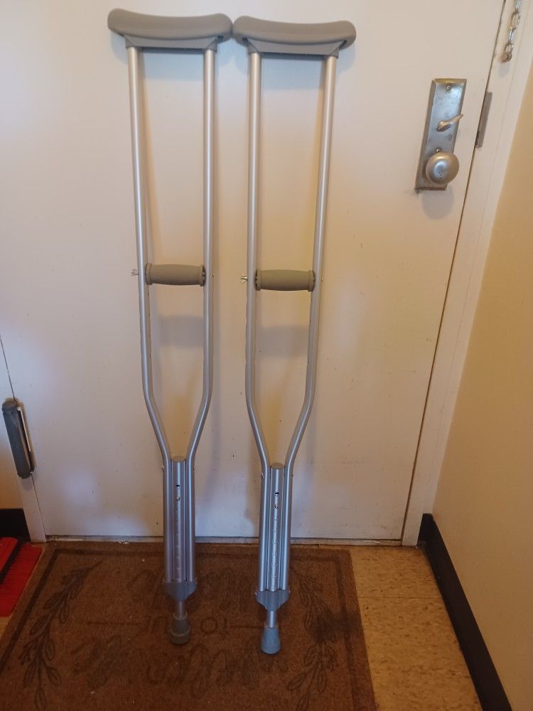 CRUTCHES LIKE NEW ONLY PICK UP