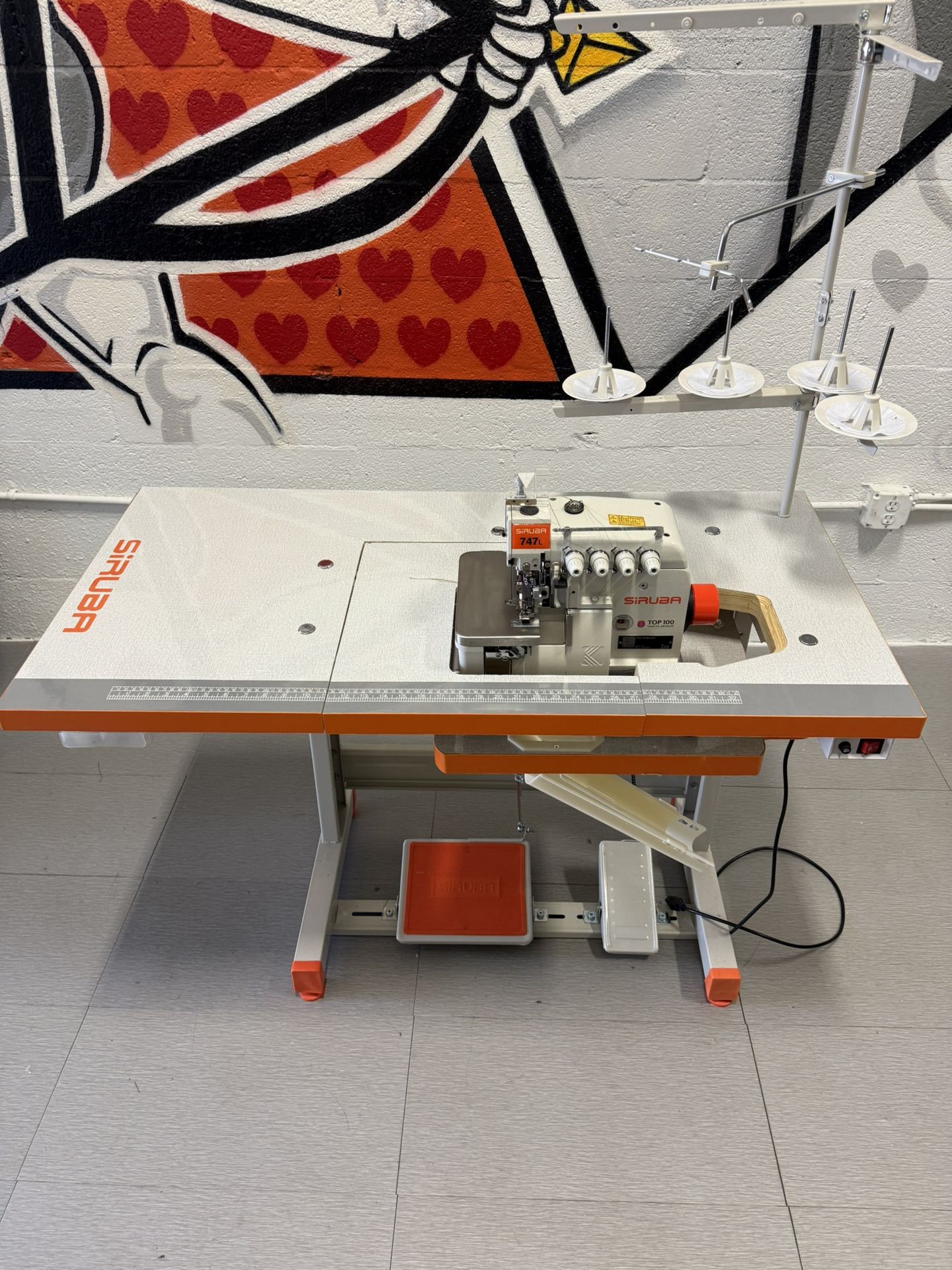 Sewing Machine Siruba 2 overlook , 2 Rectas New !