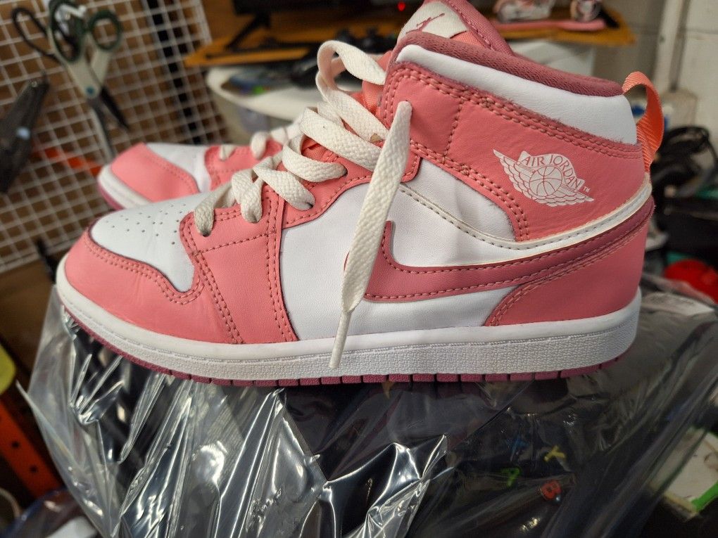 Nike Air Jordan Mid Valentines Day