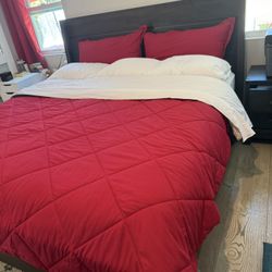  King Bed   Frame Excellent Condition