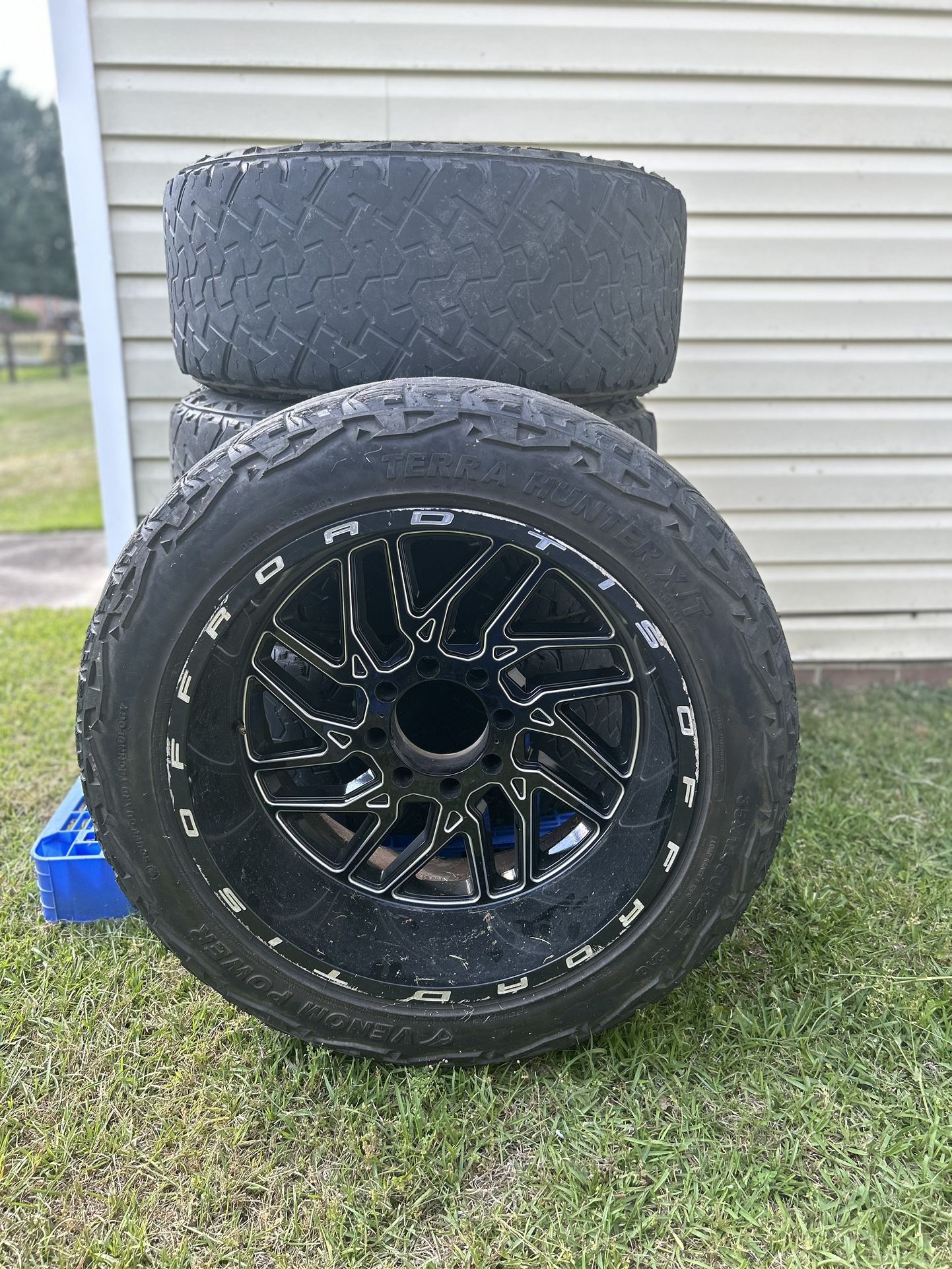 🚨BIG SALE🚨🛻FOUR TIS OFF-ROAD WHEELS and 35in Tires. ✨