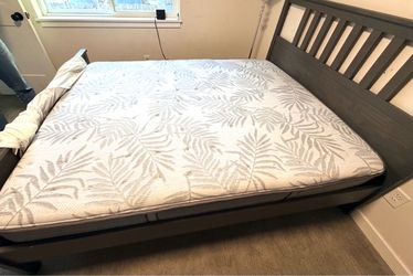 Seally Queen mattress, 11'' firm, no stain, like new. Bought from Costco $699