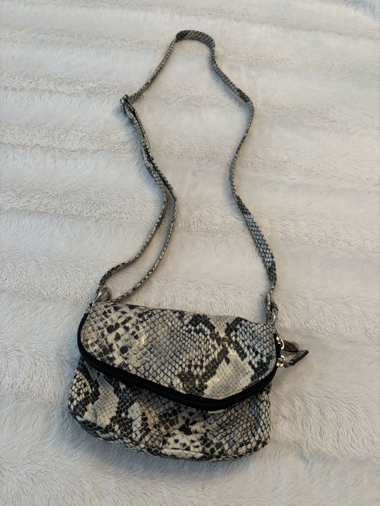 Womens Rosetti Black And White Snake Skin Print Crossbody Bag