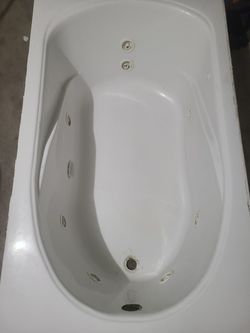 Jacuzzi tub for sale must get out of garage
