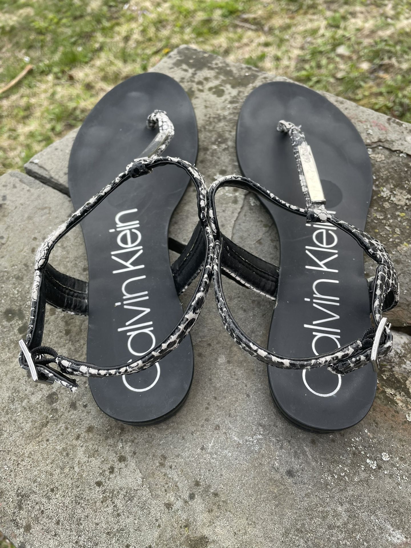 Calvin Klein Women's Samira Black Printed Snake Ankle Strap Thong Sandals Sz 7.5