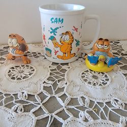 1978 VINTAGE GARFIELD MUG BY ENESCO AND VINTAGE PLASTIC FIGURINES 