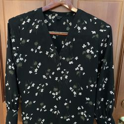 Ann Taylor Black Floral Blouse V Neck with 2 Hidden Buttons Size Medium Like New