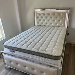 Queen size bed frame  & Mattress included.    
New in a box 
Same day delivery  


Cama Queen Size & colchon incluido 
Nueva en caja 
Entregamos a dom