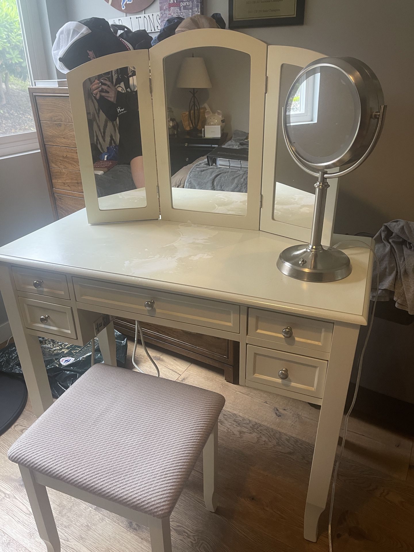 White Vanity Desk With Mirror