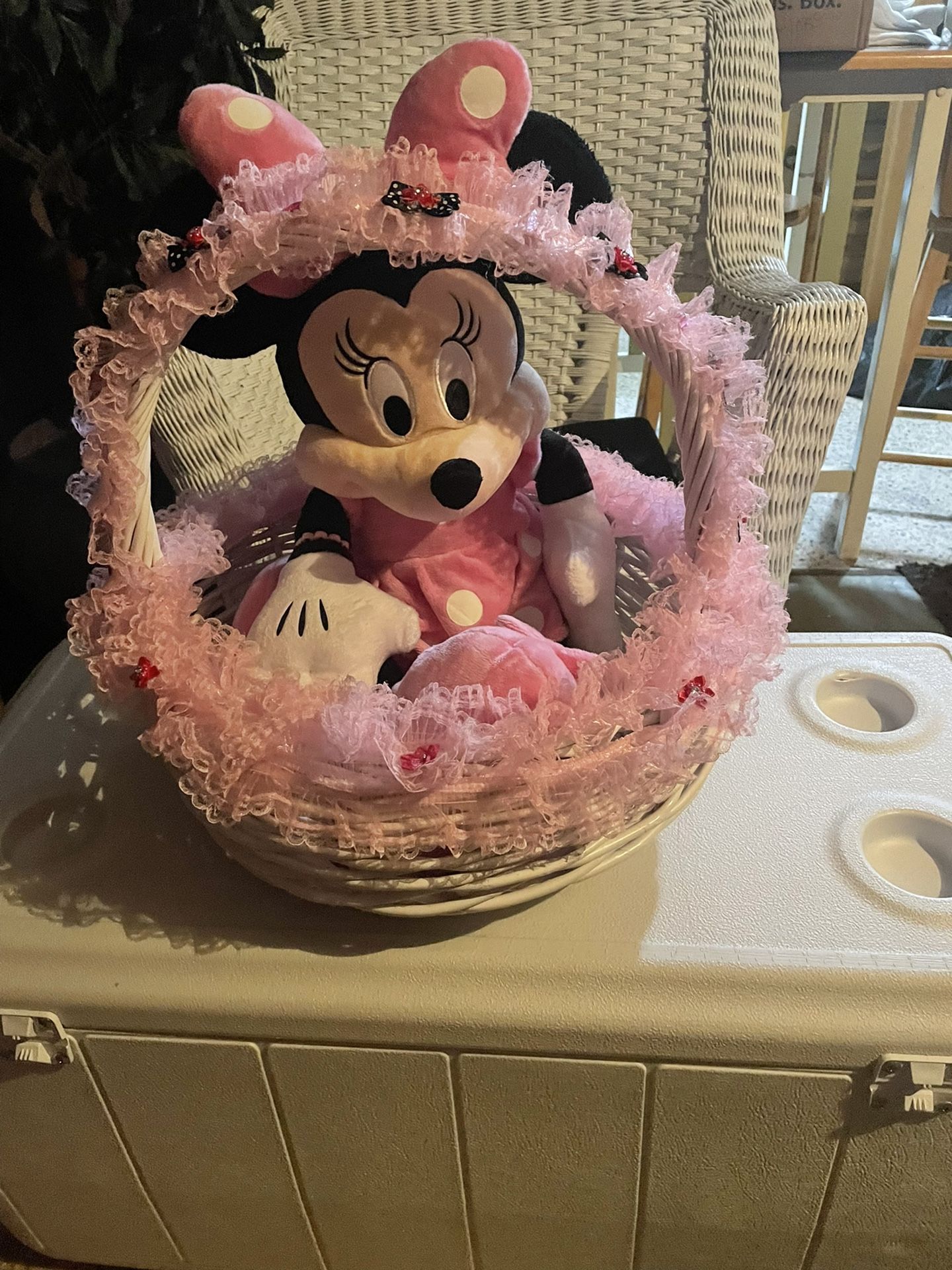 Baby Shower Center Pieces. 6 Small Wicker Chairs , 6 Minnie Mouse , 1 adult rocker chair