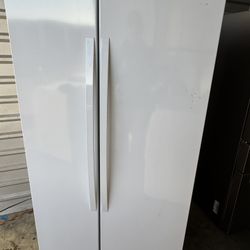 Kenmore side-by-side white refrigerator with a smooth finish. No water or ice maker. Dimensions: 68 7/8” height, 35 7/8” width, 32” depth. Excellent w