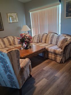3-piece furniture set with 3 shelves and 2 lamps, in excellent condition.