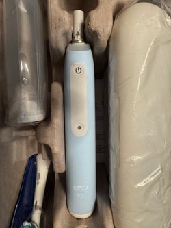 Oral-B iO Series 3 Light Blue Electric Toothbrush New-open box