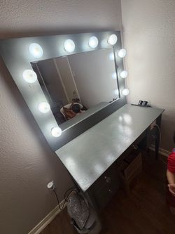 Vanity Desk with Lighted Hollywood Mirror