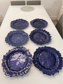 6 blue plates /4 napkins .