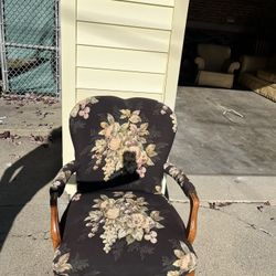 2 chairs( one in photo but there are 2)