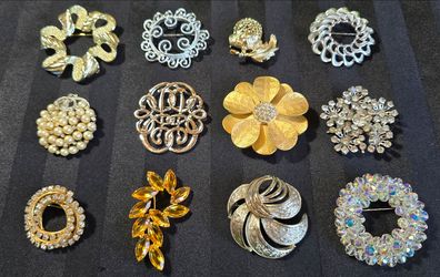Lot of 12 vtg. Costume Jewelry mixed lot of broochs/pins multicolor rhinestones many signed