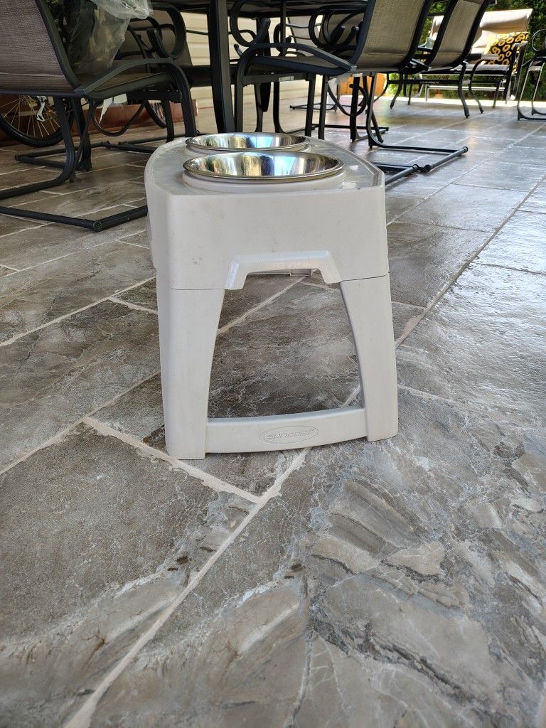 XL/L Metal Dog Bowl's With Collapsible Tall Stand. Used Like New. See Photos. Cash And Pickup Only