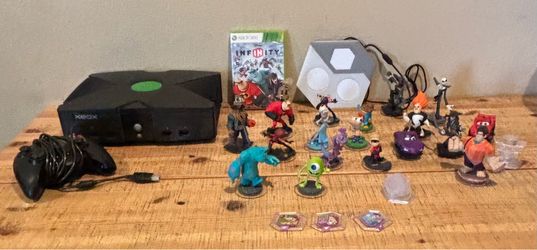 Xbox con video juego y personajes
