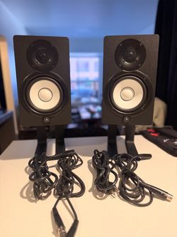 Yamaha HS5 (Pair) + Stands + XLR Cables