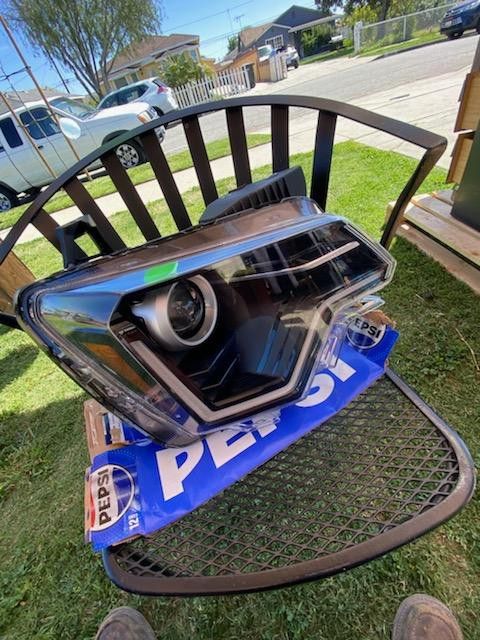 2023-KIA NIRO HEADLIGHT ASSEMBLY OEM RIGHT PASSENGER SIDE LED It's broken inside but outside it's very good and works at 100%.
