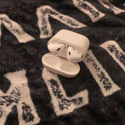 Apple AirPods Gen 2 (Slight Use)