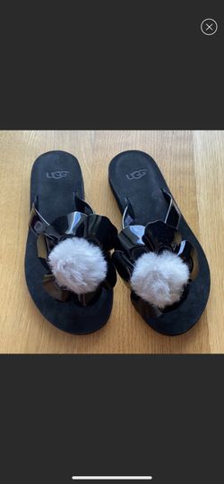 UGG Poppy Flip Flops Sandal Black. Size 5. NWT 🐑Poppy Thong Sandal 🐑Sheepskin Pom Pom 🐑Synthetic upper 🐑UGG logo on side, footbed 🐑Flower sty