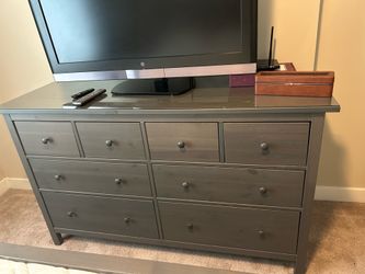 Modern Gray 8-Drawer Dresser