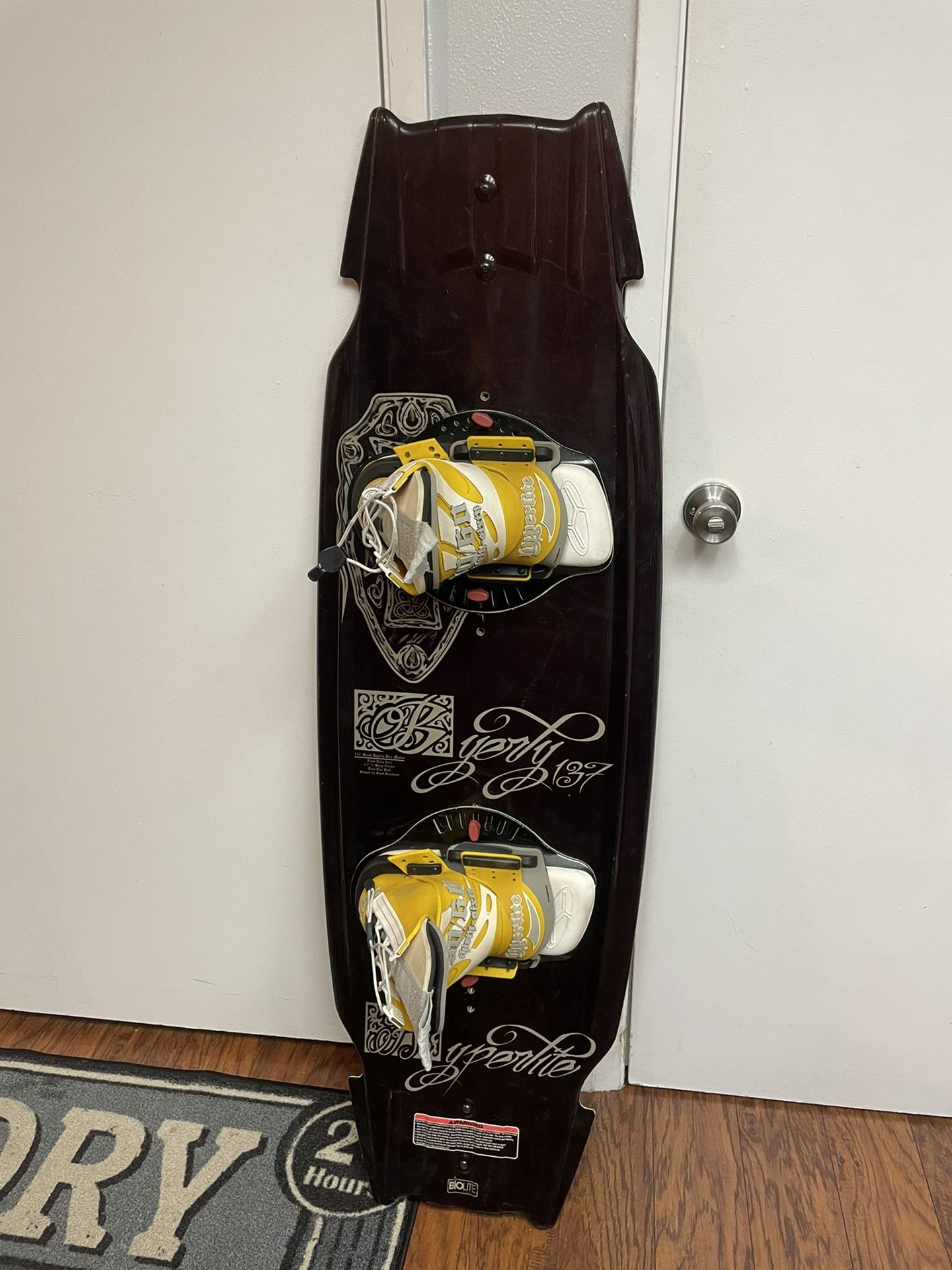 Hyperlite 137 Scott Byerly Pro model wakeboard with medium hyperlite 30/60 Bindings