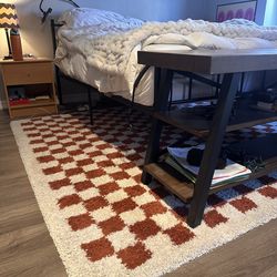 Checkered area rug - 6’7” square