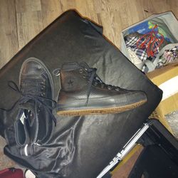 Woman's Converse Chuck Taylors 6.5