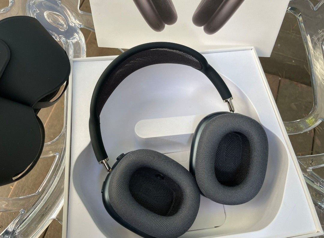 AirPod Maxes (NEW)