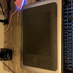 Wacom Intuos Pro Small — Professional Drawing Tablet