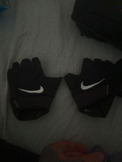 Nike workout gloves fits most