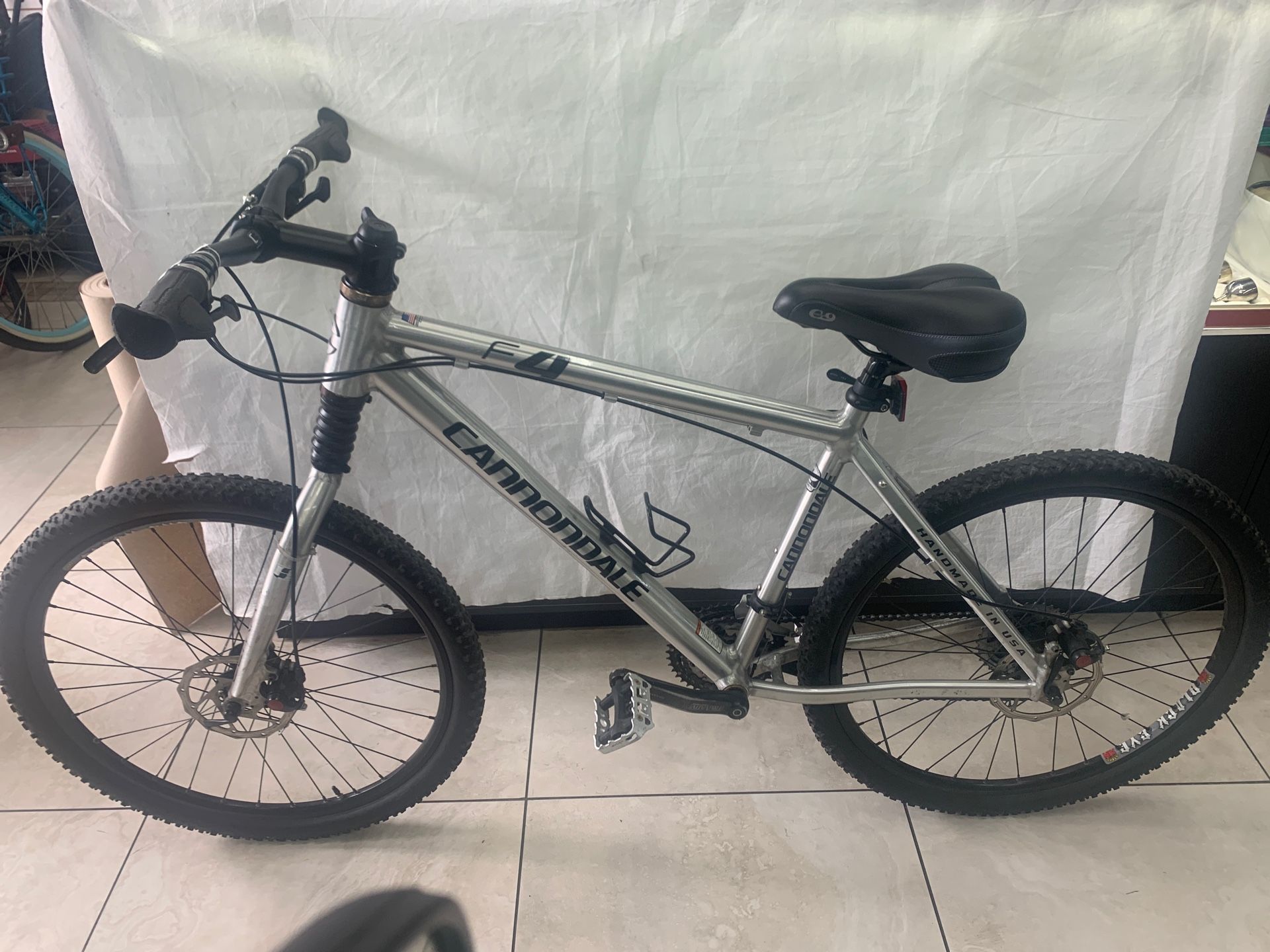 Cannondale f4 mountain bike. Frame size large