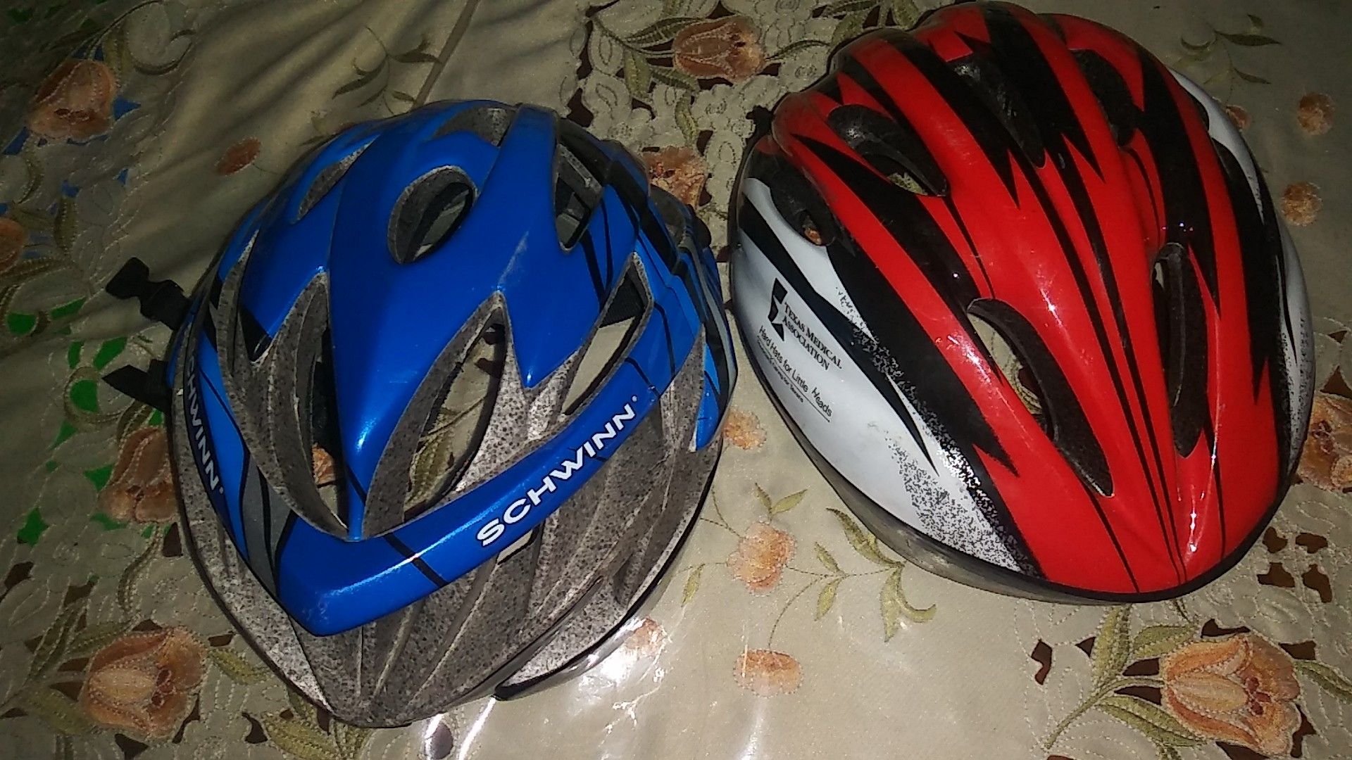 Kids bike helmet, Casco para niñ@. $5 each. Zip code 77014