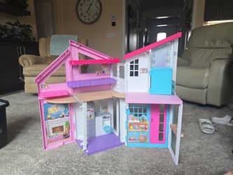 Barbie Dream House, Barbie, Ken, Skipper, Chelsea's, babies and assosories.