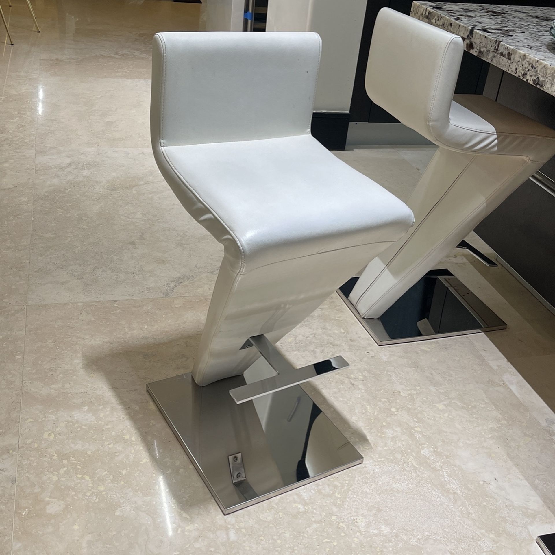 Set Of 4 White Barstools