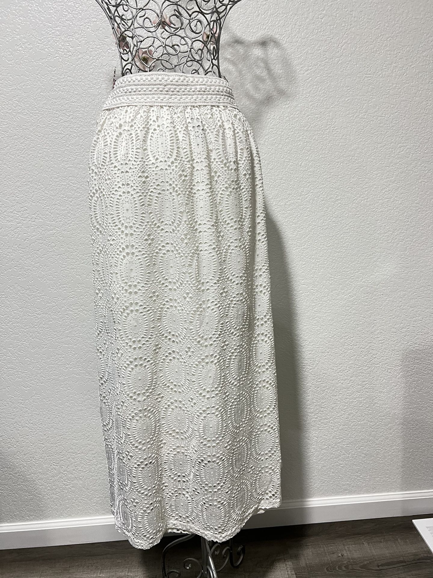 Long skit White Skirt – Size Large ME 2 Magi 