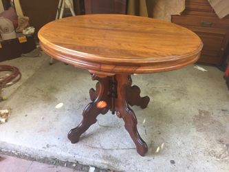 Antique coffee table good condition!