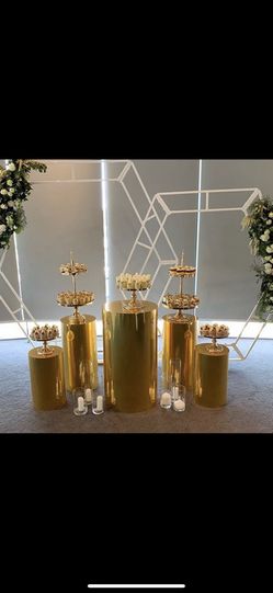 Gold pedestals/plinth