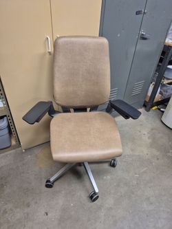 Steelcase Professional Office Chair - Gesture model