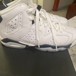 Jordan Retro 6’s blue, white, grey  Size 6 Boys 