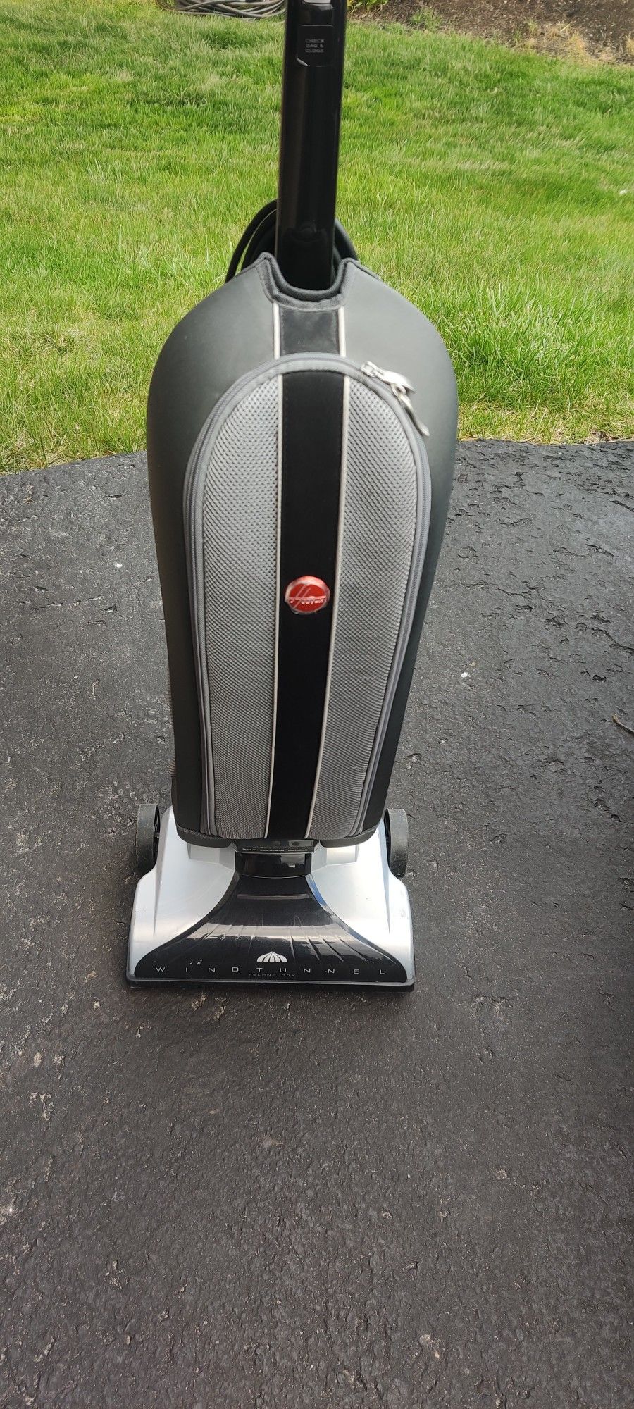 Hoover Windtunnel upright vacuum with extra bag