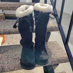 UGG BOOT - LIKE NEW ONLY WORN 3 TIMES
